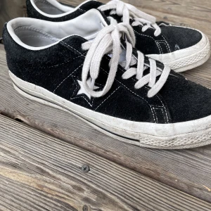 Converse one star - Snygga och bekväma converse one star ⭐️ behövs tvättas lite men annars i fint skick 