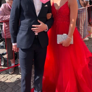 Balklänning  - Jag säljer min balklänning i väldigt fint skick, köptes för 2800 kr och säljes nu för 1000kr. Jag är 172 cm och bär klack skor på 5 cm och är i storlek 38