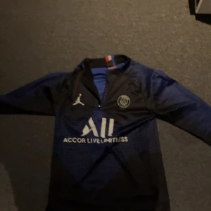 Psg tröja  - Säljer denna psg tröjan i hyfsat skick.