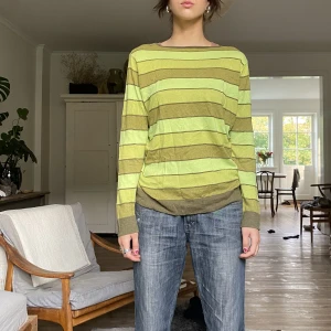 Fin hösttröja  - En grön rut/randig pullover. Ganska tunn i tyget. Randig på ena sidan och rutig på andra.