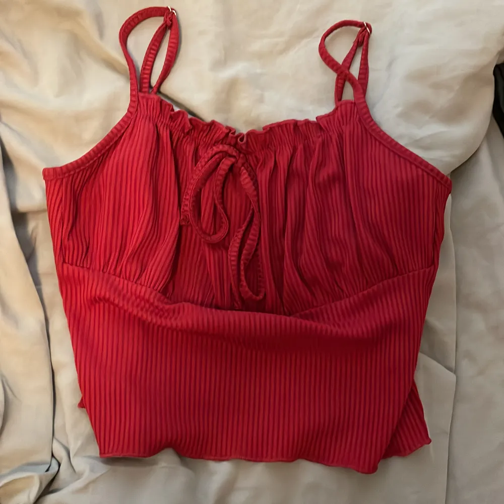 Rött gulligt och sexig linne, säljer för att de inte är min stol längre. Använd ca 3-4 gånger förra sommaren. Toppar.
