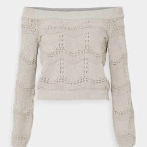 Populär off shoulder tröja! - Säljer denna as snygga populära off shoulder tröjan köpt på Zalando. I storlek M men passar även S säljer då jag tyckte den var lite stor på mig som normalt bär XS! I nyskick endast provad med lapparna kvar! Skriv för frågor / fler bilder. Nypris: 279 kr💓