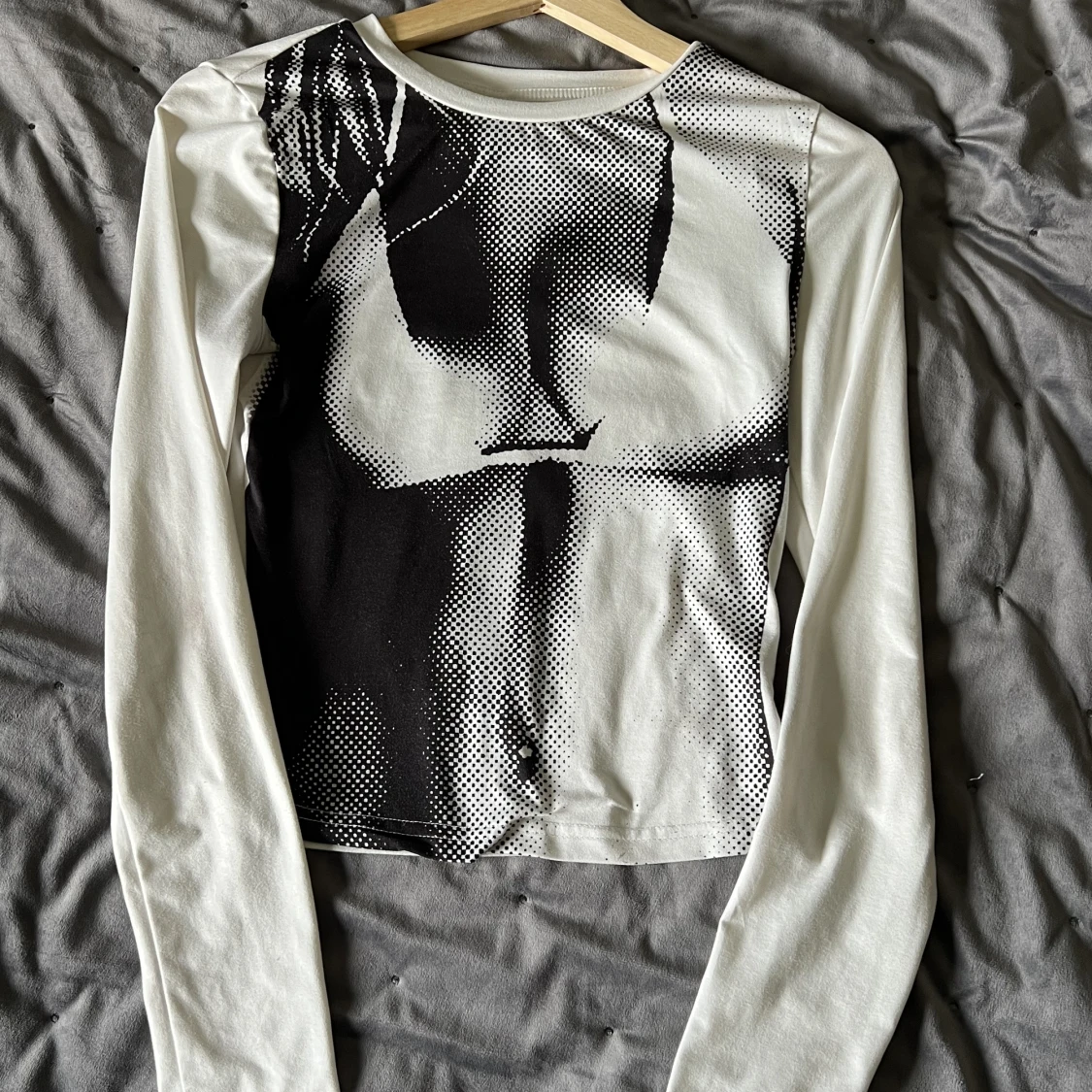 Vit tröja med svart tryck