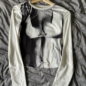 Vit tröja med svart tryck - Vit tröja från SHEIN säljs billigt 