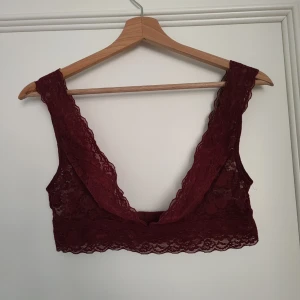 SpetsBralette M - Röd spetsbralette, ej använd, passar en mindre kupa, stl M