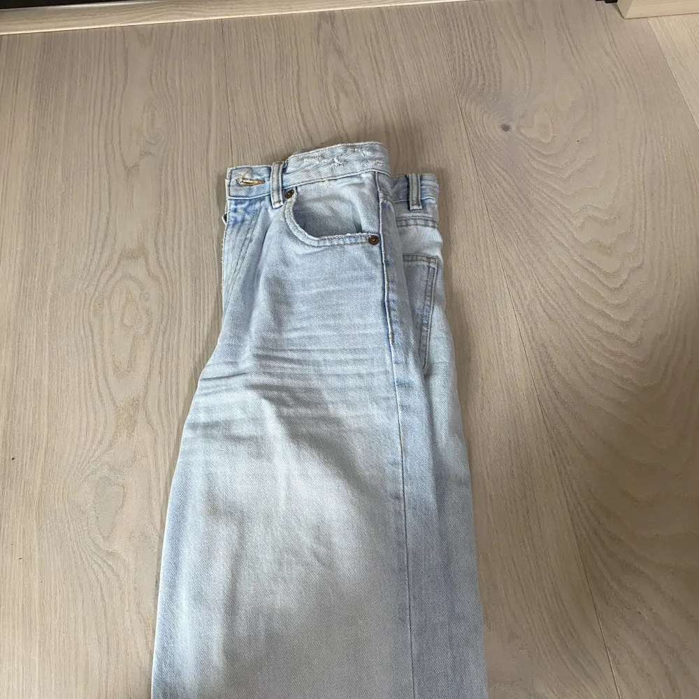 Ljusblåa jeans från zara i storlek 34. Klippta i benen så de passar någon som är runt 160. 100kr. Jeans & Byxor.