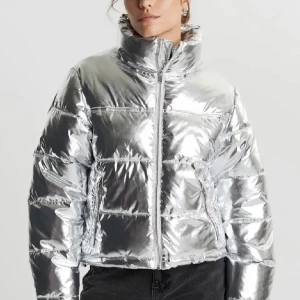 Silverjacka - Säljer nu min supercoola och trendiga silverjacka från Gina tricot. Köpt vintern 2021 från Gina och har använts lite men inga defekter. Nypris cirka 700kr. Storlek S💖💖💖