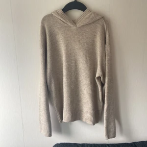 Stickad hoodie - Säljer denna stickade Hoodie från Lindex då den inte kommer till användning säljs för priset pågrun av den är från barn avdelningen och är nopprig går att ta bort med maskin passar även xs och s 