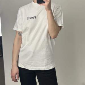 Acne Studios t-shirt med tryck på ryggen. Den har tyvärr lite fläckar (första bilden) men det går att tvätta bort 🧚🏻‍♀️