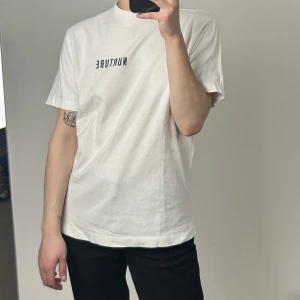 Acne Studios T-shirt  - Acne Studios t-shirt med tryck på ryggen. Den har tyvärr lite fläckar (första bilden) men det går att tvätta bort 🧚🏻‍♀️