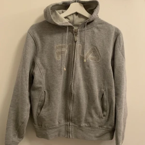 Hoodie från Fila - Grå hoodie från fila 
