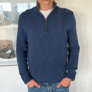 Ralph Lauren Kofta  - Kofta från Ralph Lauren - Storlek: S - Koftan är i acceptabelt skick - pris: 399 sek - Nypris: 1995 sek