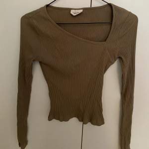 Säljer nu denna bruna tröja från Gina tricot med snedskuren krage🤎