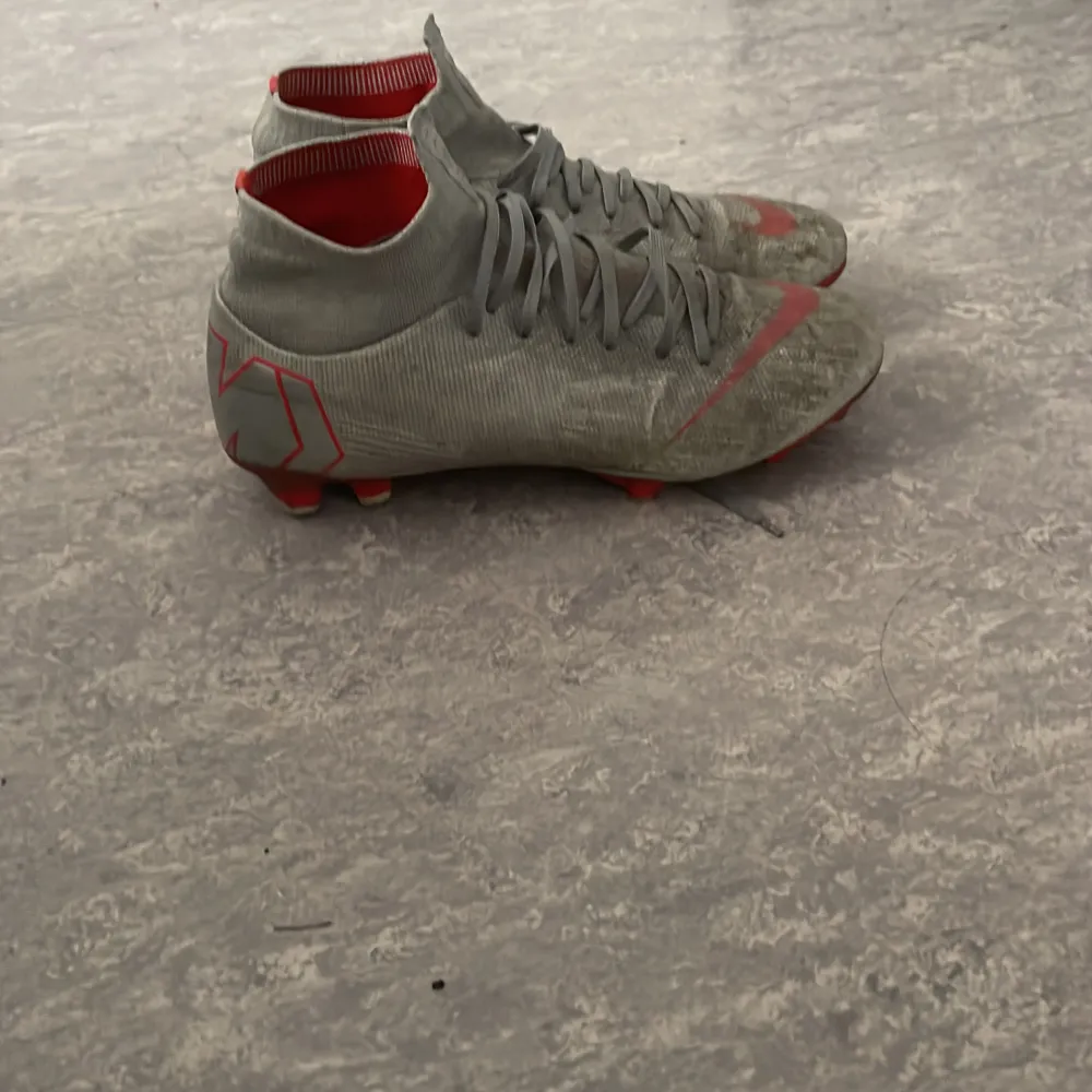 Säljer ett par väll använda fotbollskor som fortfarande går att spela i. Skorna är bara smutsiga och inte trasiga alls. . Skor.
