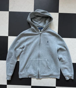 Ralph Laurent Hoodie - Köpt Januari 2023 på Kids Brandstore. Juniorstorlek.  Inga defekter. Hör av dig om du vill ha fler bilder eller undrar över något!