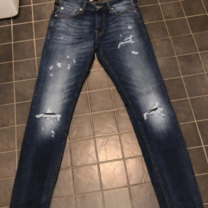 Ripped jeans  - Storlek 34/30 på dom Skick 10/10 helt oanvända passade inte mig 