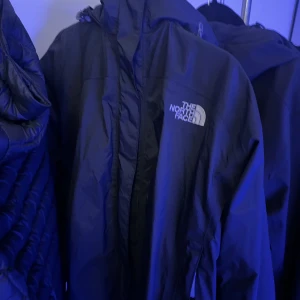 north face jacka - säljer en north face jacka som inte kommer till användning längre. den är i använt skick. pris kan diskuteras 