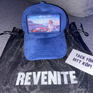 Revenite ”Aqua Marine” Keps - Helt oanvänd Revenite Aqua Marine Keps, Anpassningsbar i storleken och man får med orginal påsen till! 