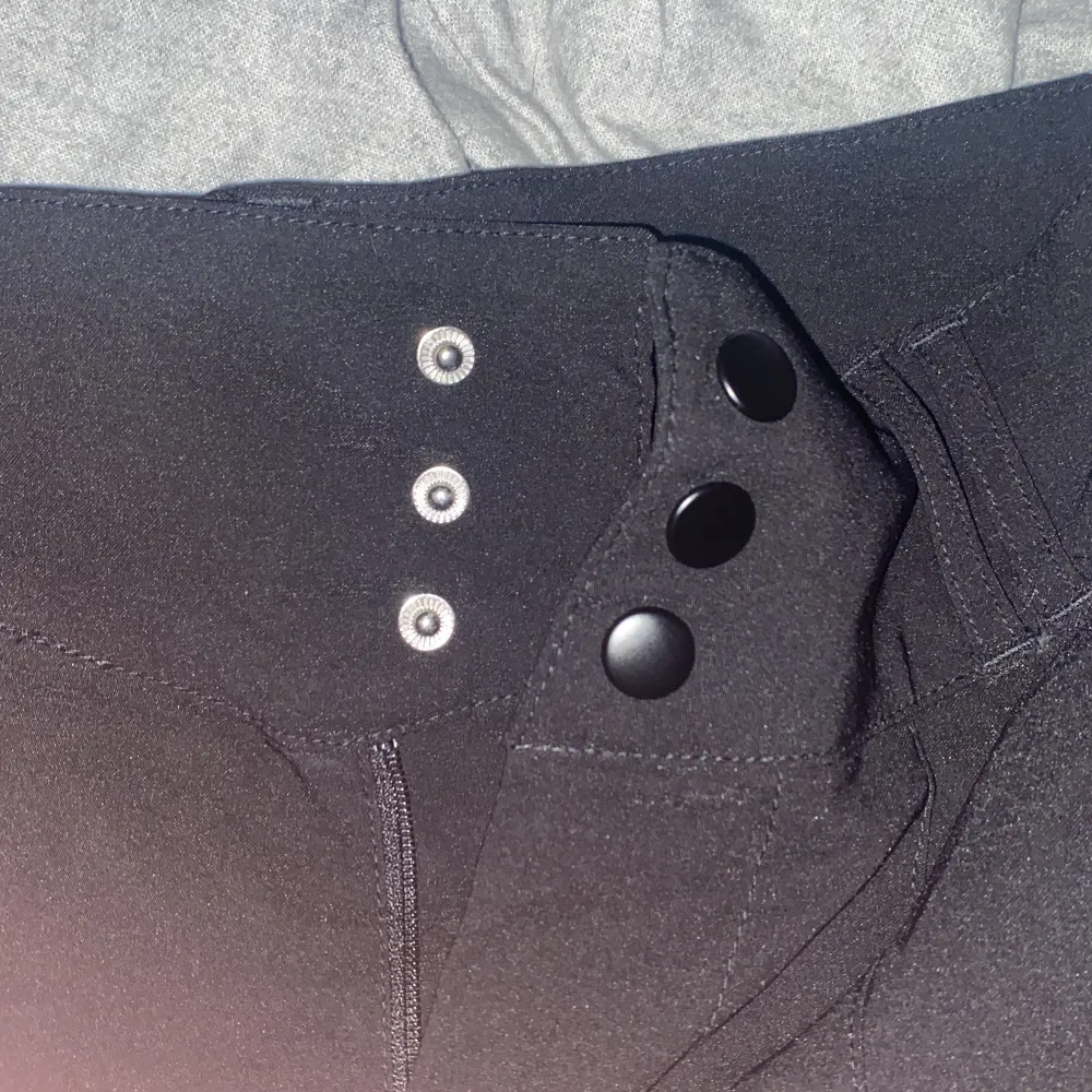 Söt liten svart kjol med knappar.. Kjolar.