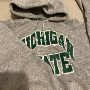 Vintage college hoodie från Michigan State, luvan är lite sne men inget som syns om man inte har den uppe. Ett litet hål under ena armen men går att fixa 
