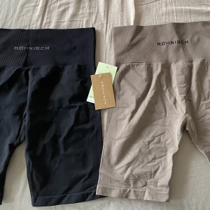 Träningsshorts  - Säljer dessa snygga träningsshorts ifrån Röhnisch. De svarta är använda ett fåtal gånger och de beige/bruna är oanvända med etikett på! Ordinarie pris är 500kr/styck, jag säljer de 200kr/styck eller 300 om man köper båda samtidigt! Storlek M/L på båda. ❤️‍🔥