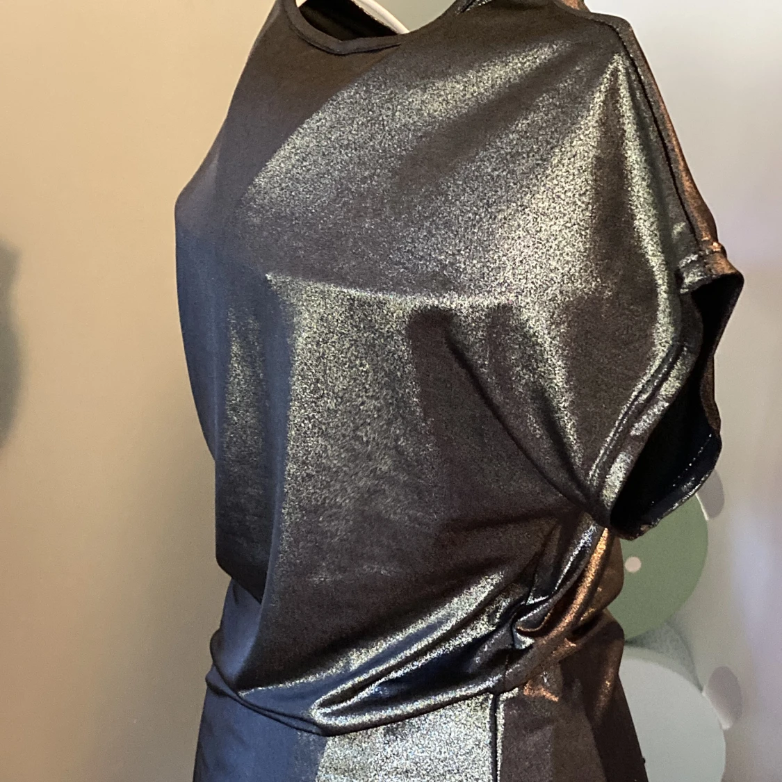 Kortklänning i metallic - 90