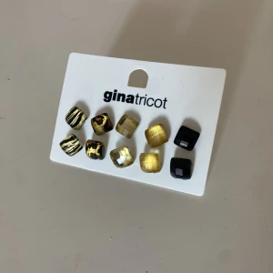 Örhängen  - Fem fina olika par örhängen som min mamma köpt för år sedan men aldrig använt. Helt oanvända och finns inte i butik idag :)