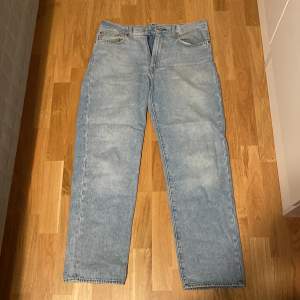 Hej, säljer dessa Levi’s Stay Loose jeans. Använda rätt mycket men i rätt bra skick. Lite slitna kan skicka bilder vid intresse. Storlek W31/L32.