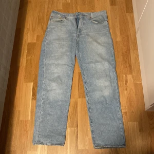 Levi’s Stay Loose jeans - Hej, säljer dessa Levi’s Stay Loose jeans. Använda rätt mycket men i rätt bra skick. Lite slitna kan skicka bilder vid intresse. Storlek W31/L32.