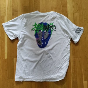 Sadboys × Converse T-shirt - RARE Sadboys × Converse i storlek XL. Väl använd dock bra skick