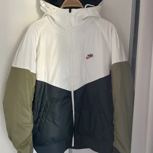 Nike Reversible jacka - Äkta Nike reversibel jacka (innebär att man kan ha den på två sidor)  Skick 10/10 (aldrig använd) Storlek: L 