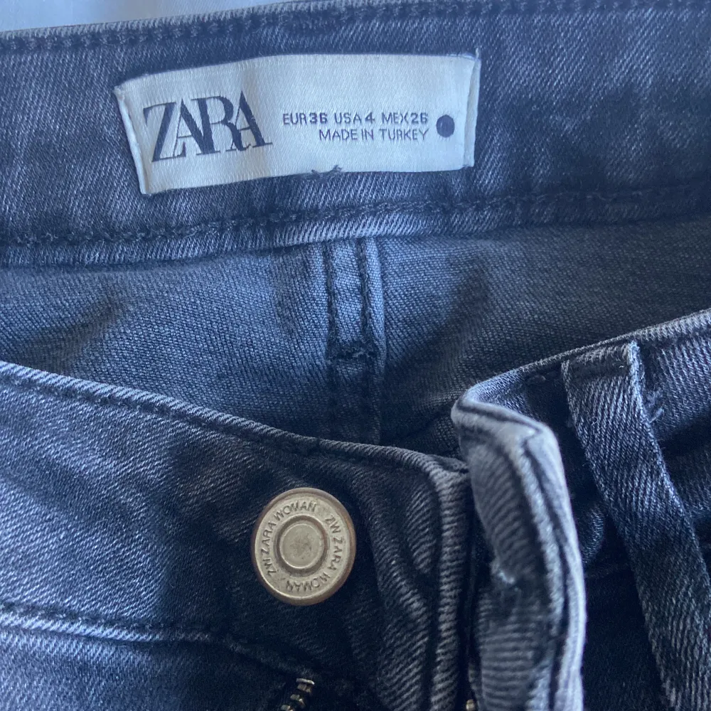 Säljer dessa gulliga låga svarta jeans då dom är för korta för mig, dom är i nyskick och ungefär ett halvår gamla💗💗. Jeans & Byxor.