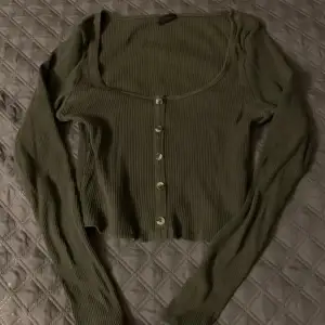 Mörkgrön (olivgrön) långärmad tröja från Gina Tricot i nyskick. Tröjan är croppad (se bild 3). För fler frågor eller bilder skriv privat 💚