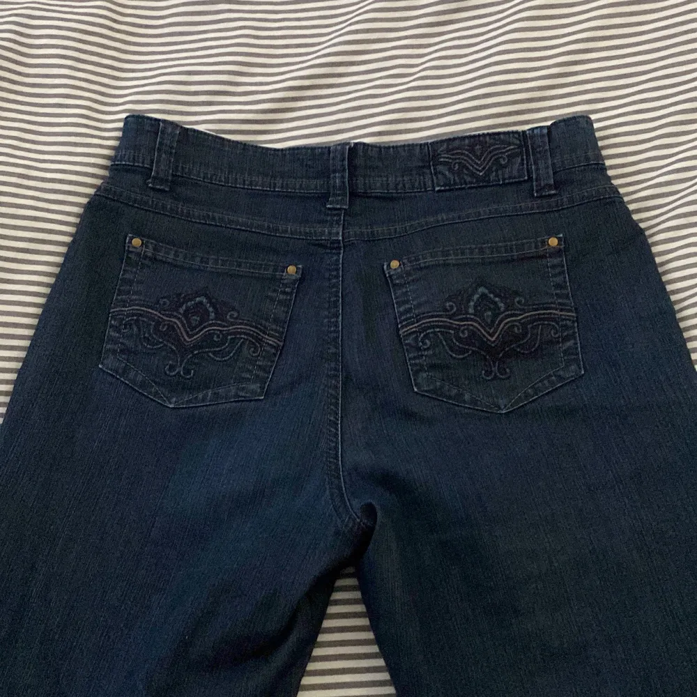 Säljer dessa jeans då de inte kommer till användning. Finns ingen storlek på dem men skulle gissa 36-38💞. Jeans & Byxor.