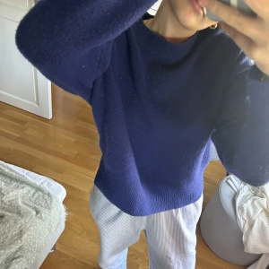 Marinblå stickad tröja  - Jättemysig marinblå tröja från zara, perfekt nu till hösten🩵🩵