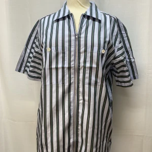 Tres Bien skjorta - Helt ny Tres Bien skjorta. Nypris är ungefär 1800kr. Dragkedjan går att justera. Skrynklig på grund av den nyss packades upp. Den har även matchande byxor om det finns intresse. Vi har storlekarna S-XL. 