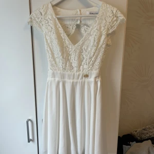 Vit klänning - Vit klänning från Chiara Forthi i storlek XS, endast använd 1 gång 