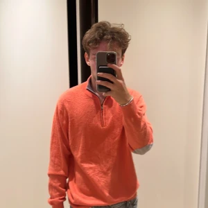 DAVIDA cashmere - En cashmere zip som är sjukt skön och snygg, eftersom de är gjord av 100% cashmere är den väldigt varm och skön att ha på sig. En trevlig tröja att ha över en shorta eller T-shirt. Ny pris:2500kr  Mitt pris: 800kr 