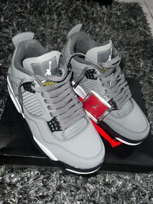 Jordan 4’s CoolGrey - Jag säljer dessa skor för att de inte passade mig. Storlek 42,5 och knappt använda (2-3 gånger). Köpte skorna för ungefär 3500kr. Pris kan diskuteras.