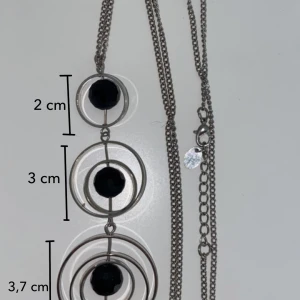 Silver halsband  - Säljer detta superfina silverhalsbandet som tyvärr inte har används då det inte är min stil🫶Köpt för ca 350kr men säljs billigt då jag vill göra plats för nya smycken🤍kedjan är 70cm lång men går att utöka lite. Perfekt till festliga/vardagliga tillfällen💘