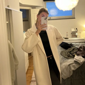 Vit kappa  - Super snygg vit kappa från H&M , använd en gång. Säljer på grund av att jag behöver rensa garderoben, men älskar den!!! Nypris 600kr