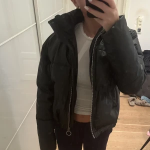 Jacka - Tjock jacka i storlek 36, minns inte vart den är ifrån tyvärr, bra skick!