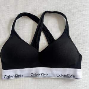 Snygg Calvin Klein topp i svart. Nyskick💕