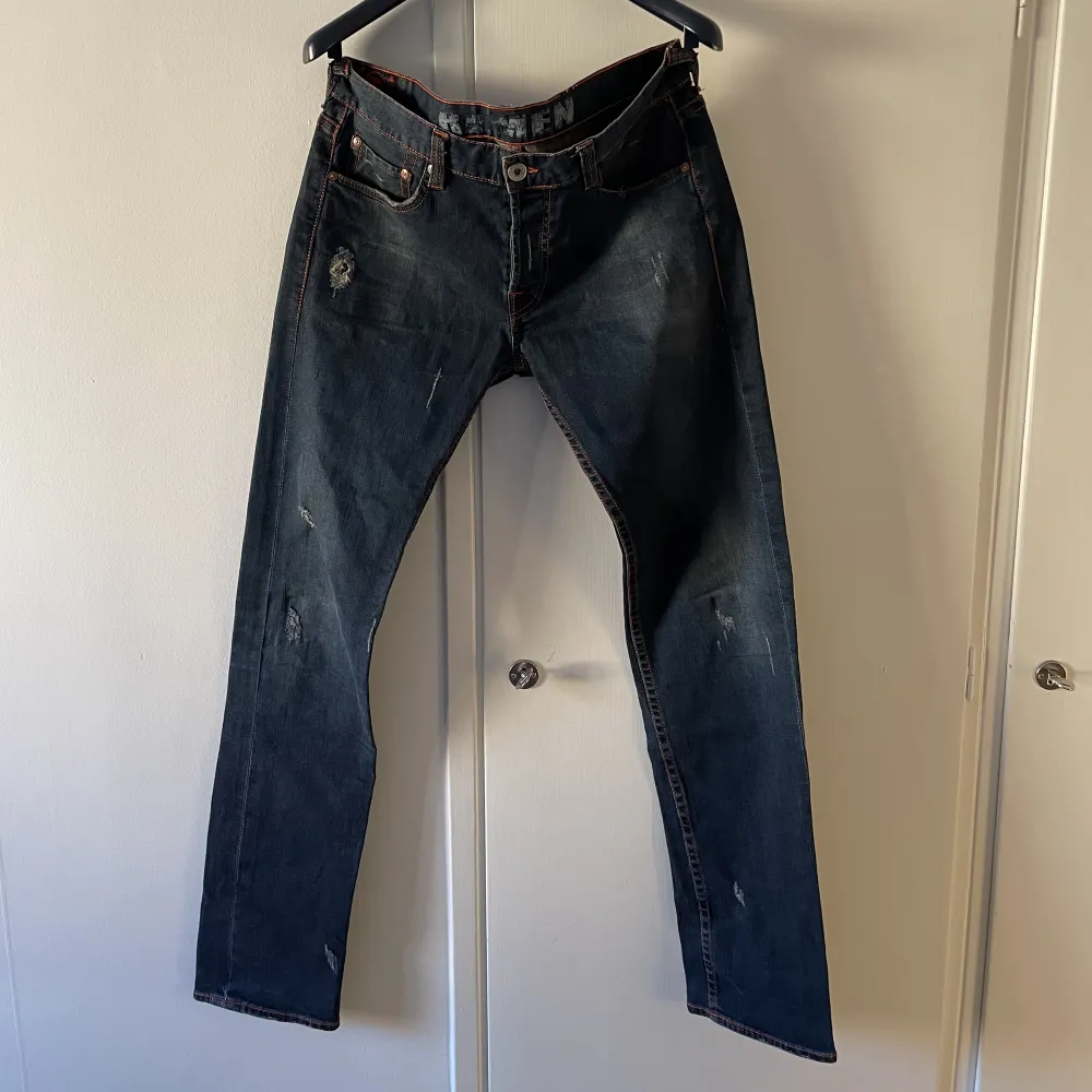  Evisu Jeans storlek 33 med tryck på bakfickorna. Jeans & Byxor.