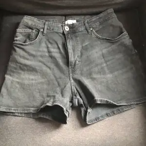 Jätte fina gråa jeans shorts inte använda mycket och i fint skick❤️