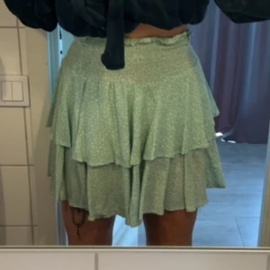 Kjol - Säljer denna då jag inte använder den, den är inte min stil längre men alltså den är så fin! Den är jätte skön och lätt, sitter som en smäck! 