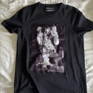 Limitato t-shirt - Limitato t-shirt i mycket bra skick som knappt använts storlek xs lådan ingår. 