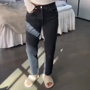 STRAIGHT STRECHT MOM JEANS - Säljer dessa snygga och trendiga jeans ifrån Gina. (Bilden är inte min). Säljer pga att dem är för stora i midjan. Nypris 499  Mitt pris 199. Nyskick. Skulle säga att storleken är 36/38