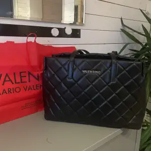 Säljer denna fina handväska från Mario Valentino som nästan är helt oanvänd utan defekter 💕 Flera praktiska innefickor och rymlig för skoldatorn!