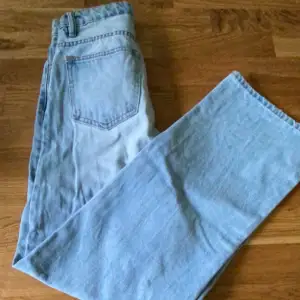 högmidjade ljusblå jeans från lager 157 i storlek xs. knappt användna. 